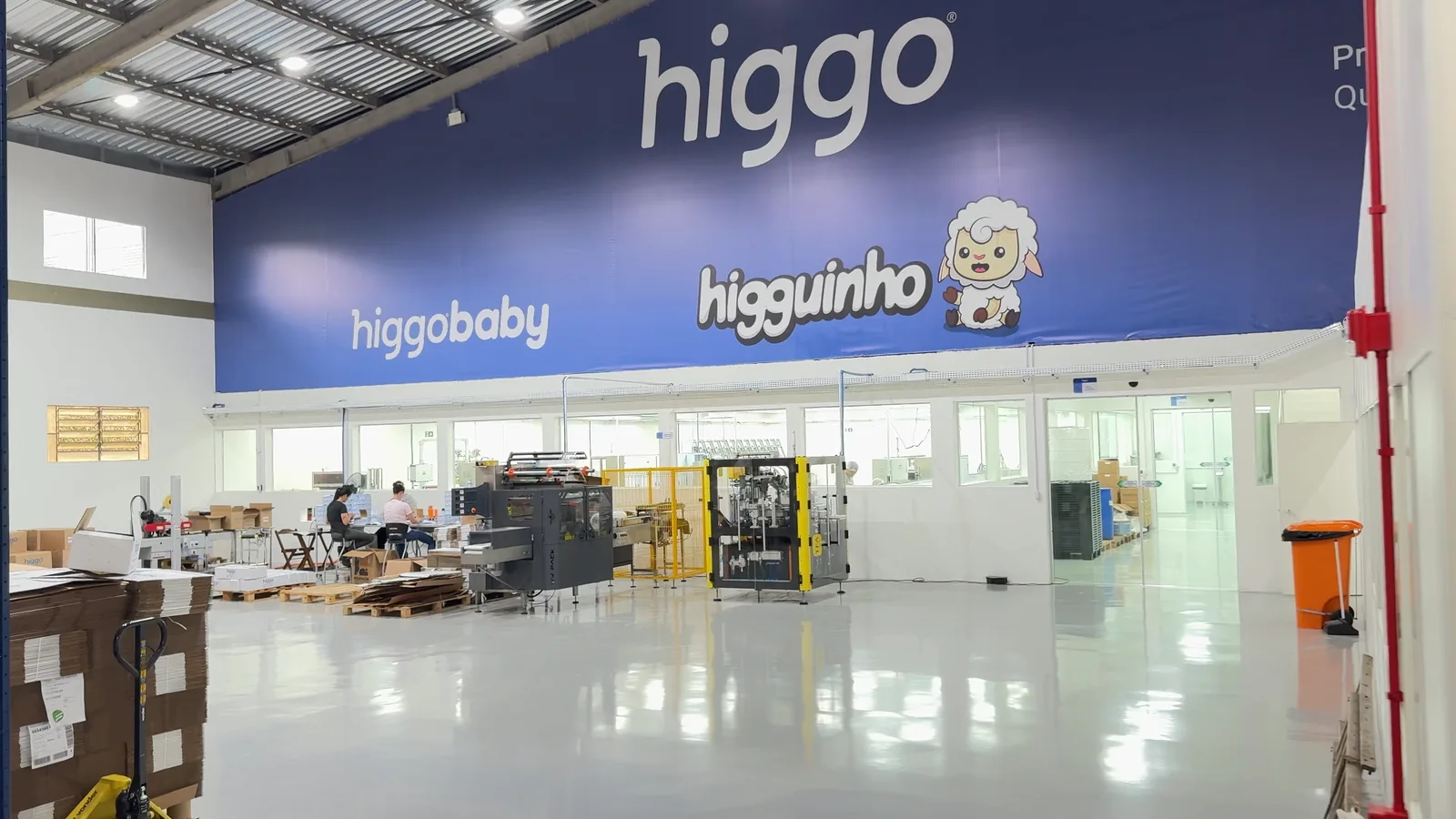 Área fabril da Higgo em Indaial, com as marcas Higgo, Higgo Baby e Higguinho no painel ao fundo